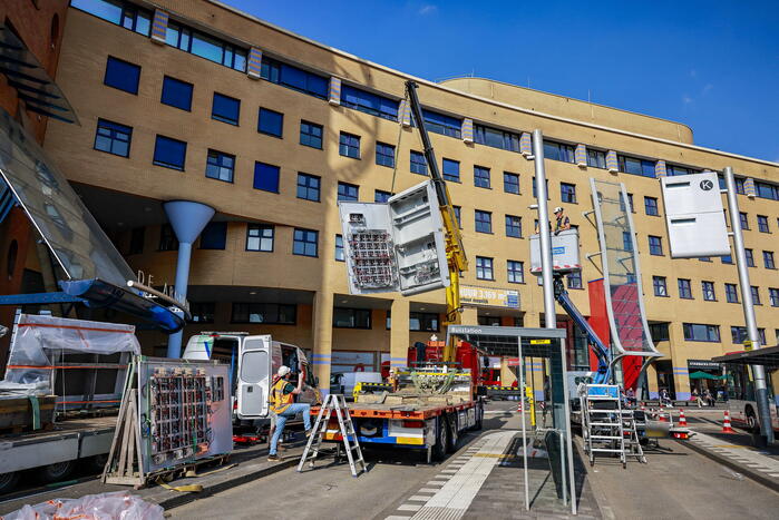Eerste nieuwe Dris-bord opgehangen op busstation