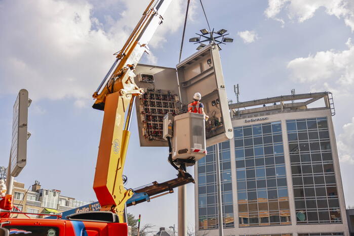 Eerste nieuwe Dris-bord opgehangen op busstation