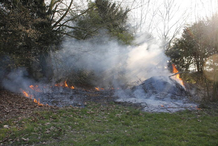 Flinke rookontwikkeling vanwege brand in grashoop