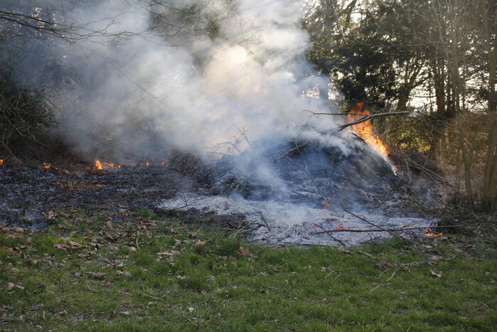 Flinke rookontwikkeling vanwege brand in grashoop