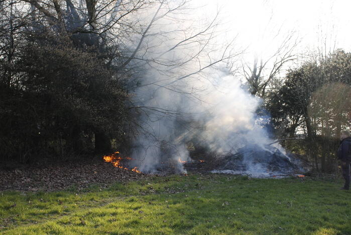 Flinke rookontwikkeling vanwege brand in grashoop