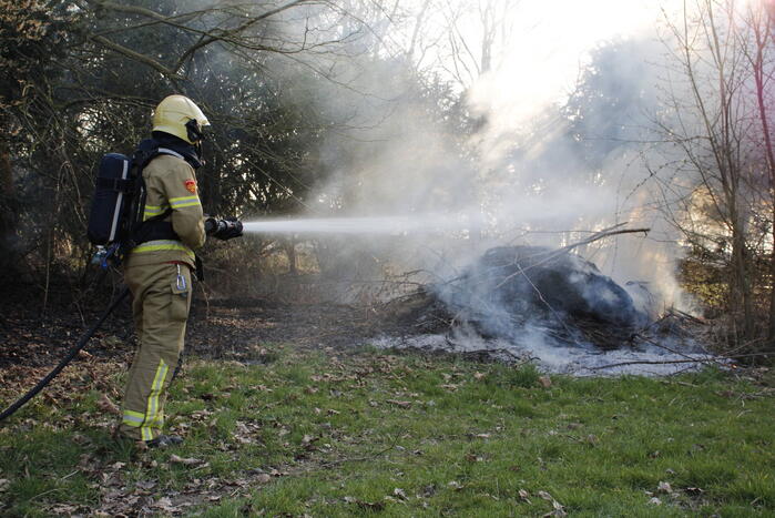 Flinke rookontwikkeling vanwege brand in grashoop