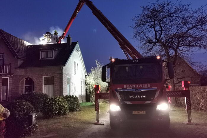 Flinke rookontwikkeling vanwege brand in schoorsteen van woning