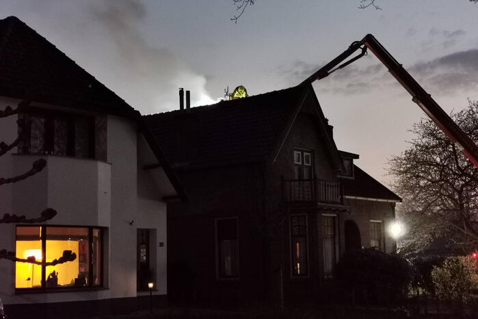 Flinke rookontwikkeling vanwege brand in schoorsteen van woning