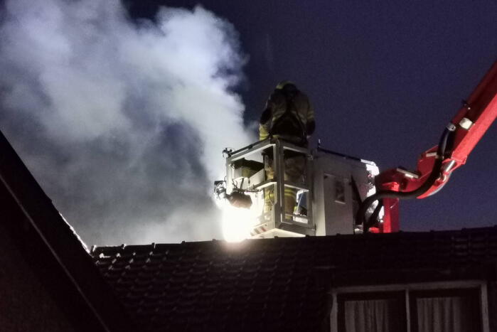 Flinke rookontwikkeling vanwege brand in schoorsteen van woning