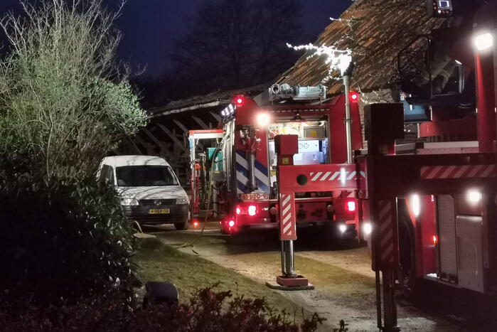 Flinke rookontwikkeling vanwege brand in schoorsteen van woning