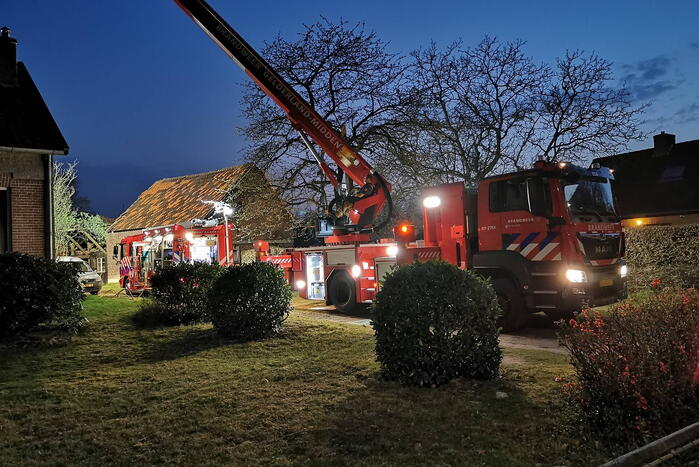 Flinke rookontwikkeling vanwege brand in schoorsteen van woning