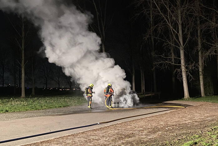 Personenauto volledig uitgebrand