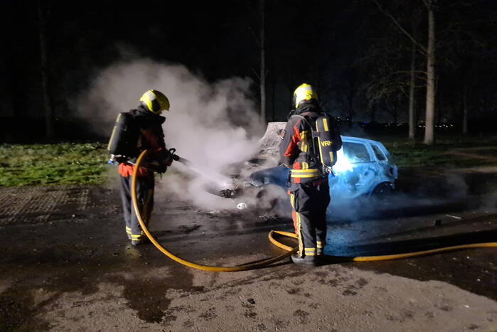 Personenauto volledig uitgebrand