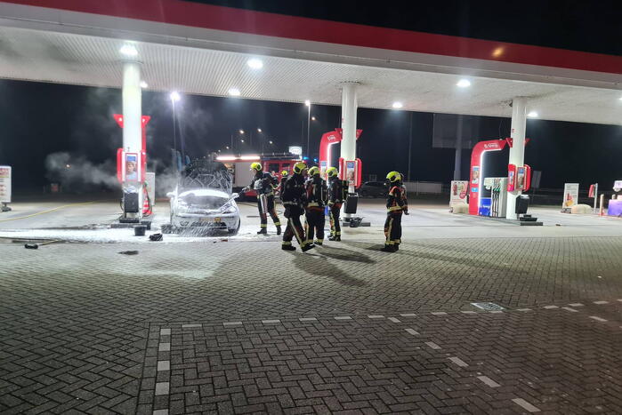 Auto vliegt in brand bij Esso tankstation