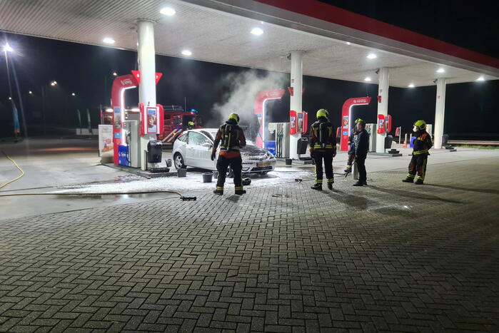Auto vliegt in brand bij Esso tankstation