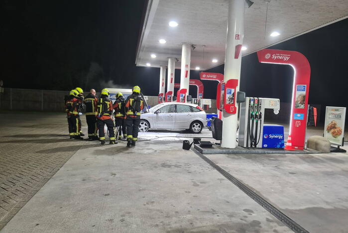 Auto vliegt in brand bij Esso tankstation