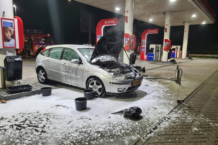 Auto vliegt in brand bij Esso tankstation