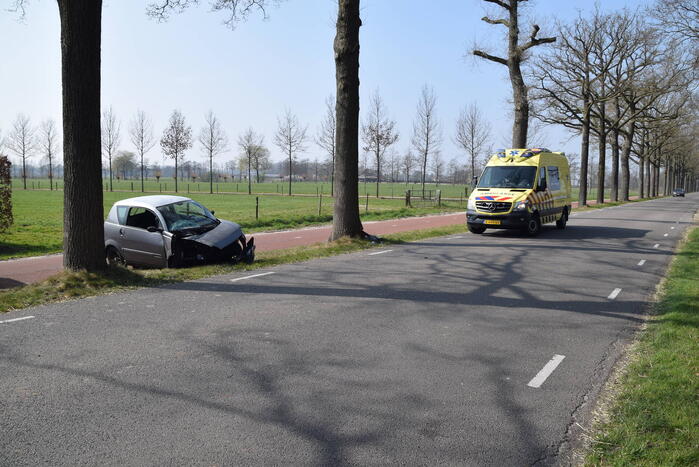 Brommobiel total-loss na botsing tegen boom