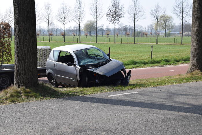 Brommobiel total-loss na botsing tegen boom