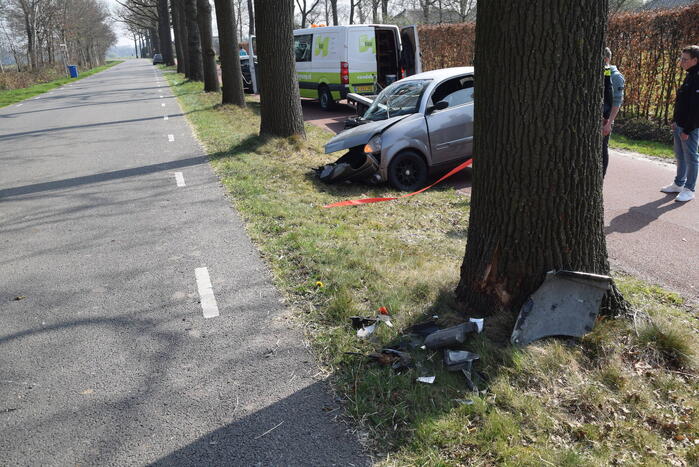Brommobiel total-loss na botsing tegen boom