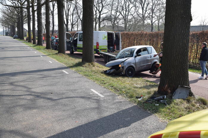 Brommobiel total-loss na botsing tegen boom