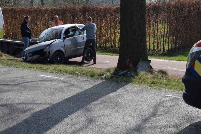 Brommobiel total-loss na botsing tegen boom