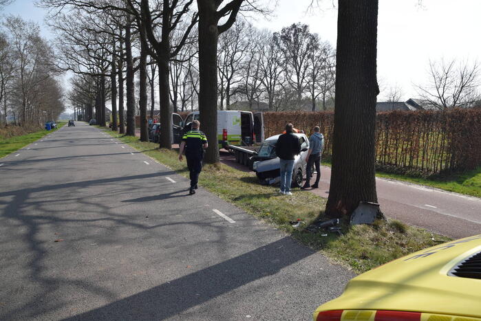 Brommobiel total-loss na botsing tegen boom