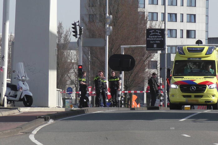 Scooterrijder gewond bij botsing tegen brug
