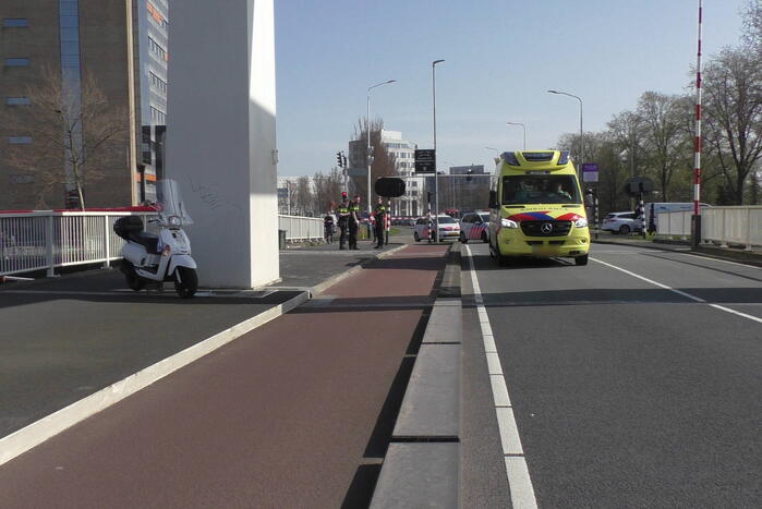 Scooterrijder gewond bij botsing tegen brug