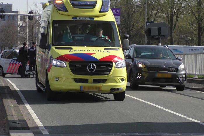 Scooterrijder gewond bij botsing tegen brug
