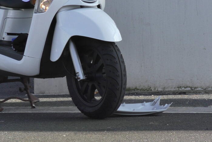 Scooterrijder gewond bij botsing tegen brug
