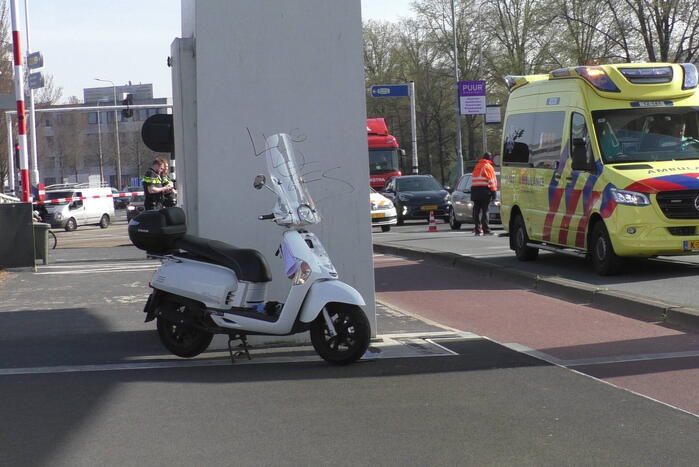 Scooterrijder gewond bij botsing tegen brug
