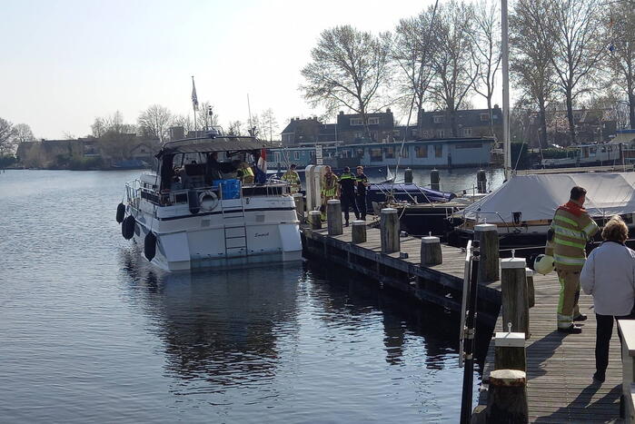 Brand op plezierjacht in haven