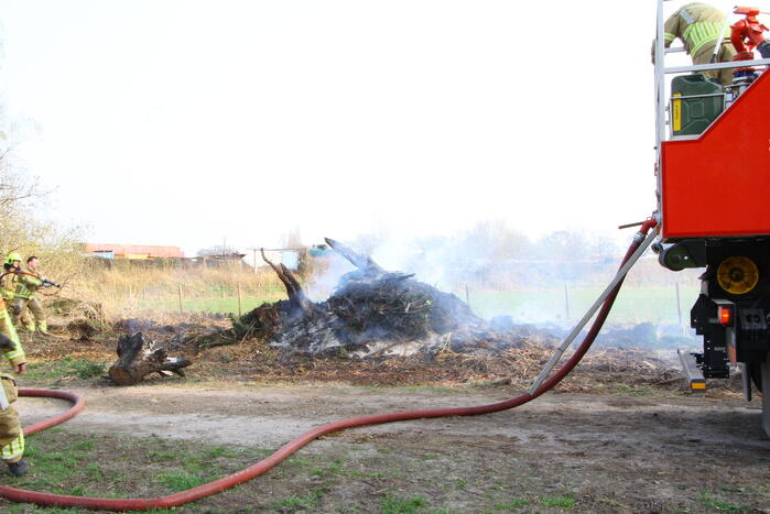 Berg snoeiafval vliegt in brand