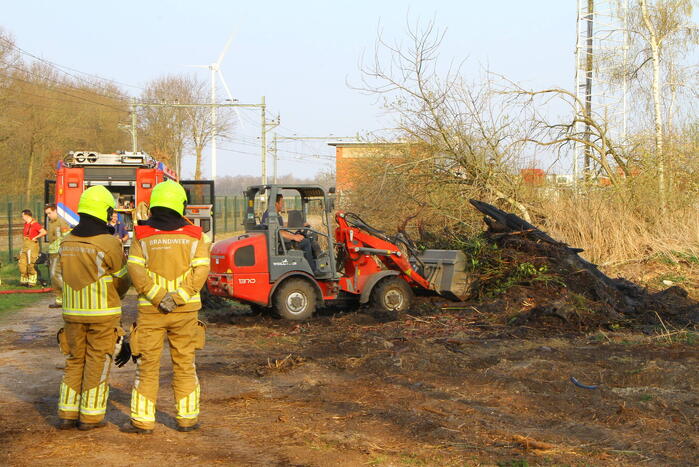 Berg snoeiafval vliegt in brand