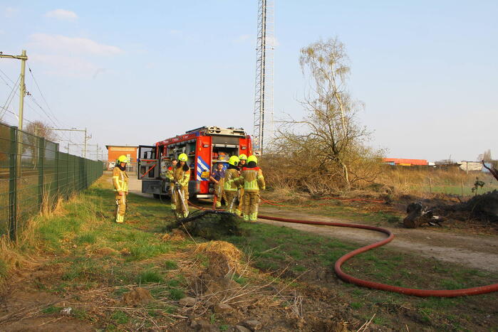 Berg snoeiafval vliegt in brand