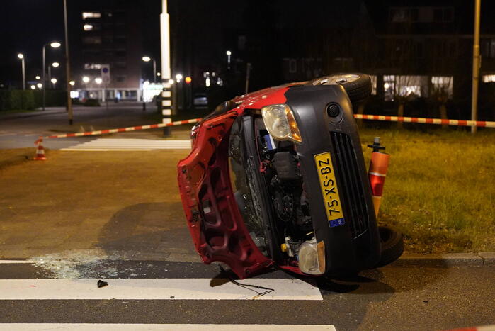 Auto slaat over de kop na botsing