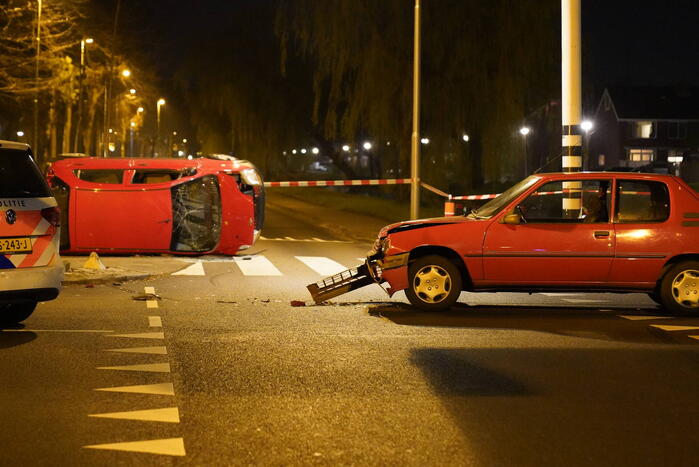 Auto slaat over de kop na botsing