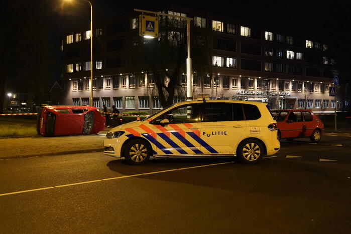 Auto slaat over de kop na botsing