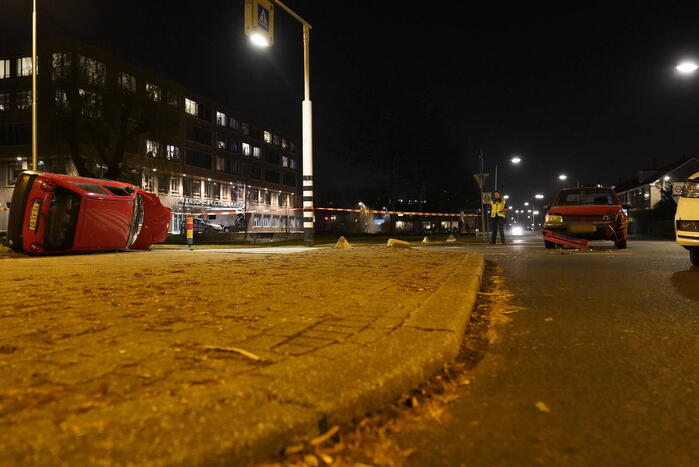 Auto slaat over de kop na botsing