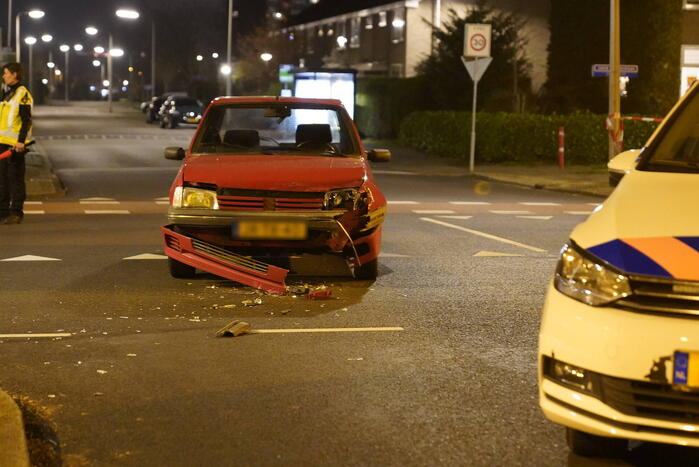 Auto slaat over de kop na botsing
