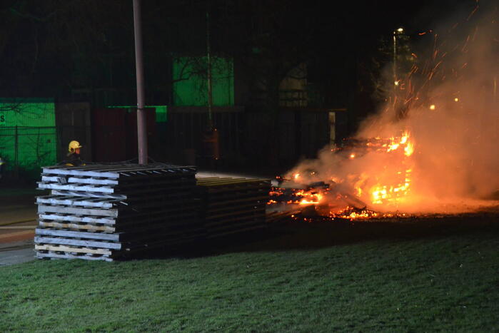 Stapel pallets gaat in vlammen op