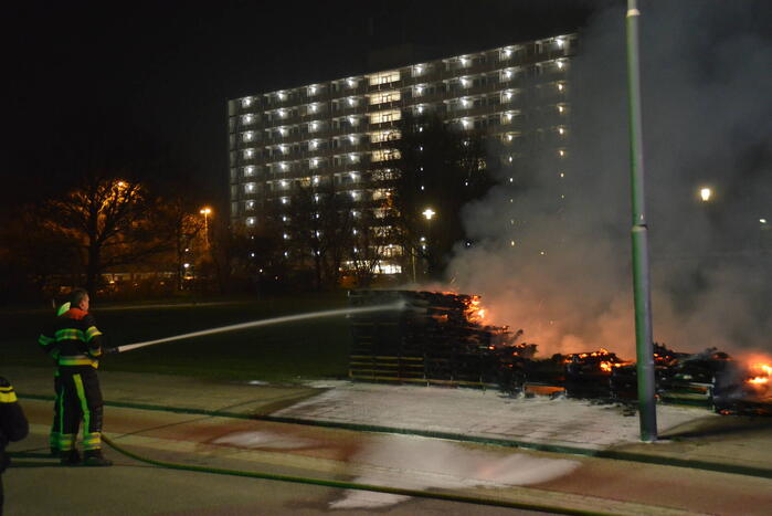Stapel pallets gaat in vlammen op