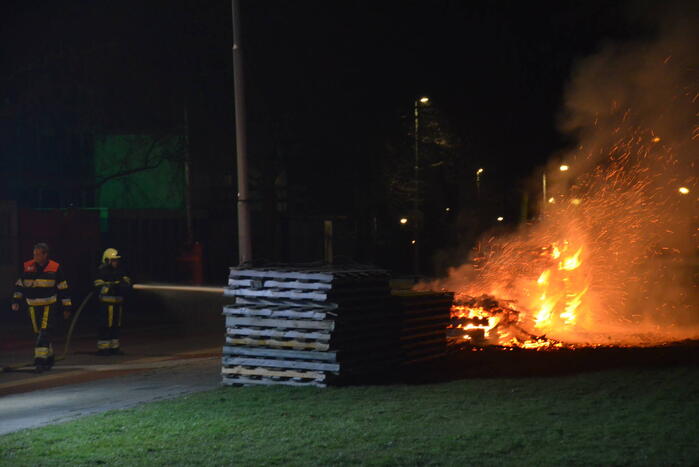 Stapel pallets gaat in vlammen op