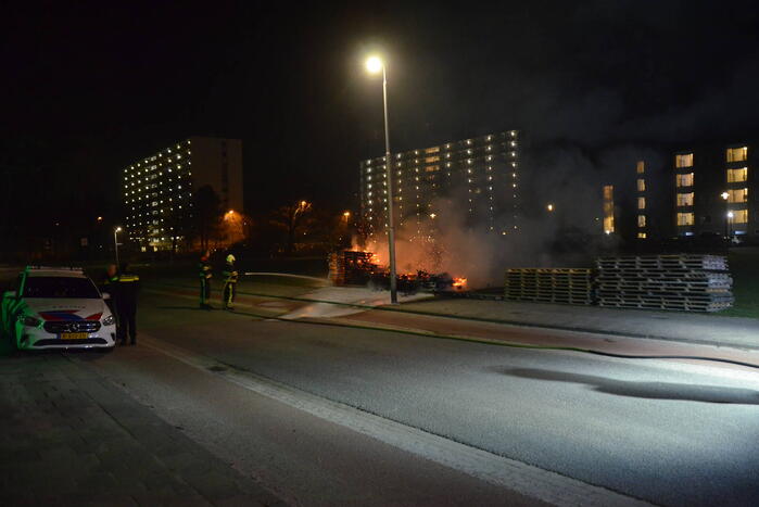 Stapel pallets gaat in vlammen op