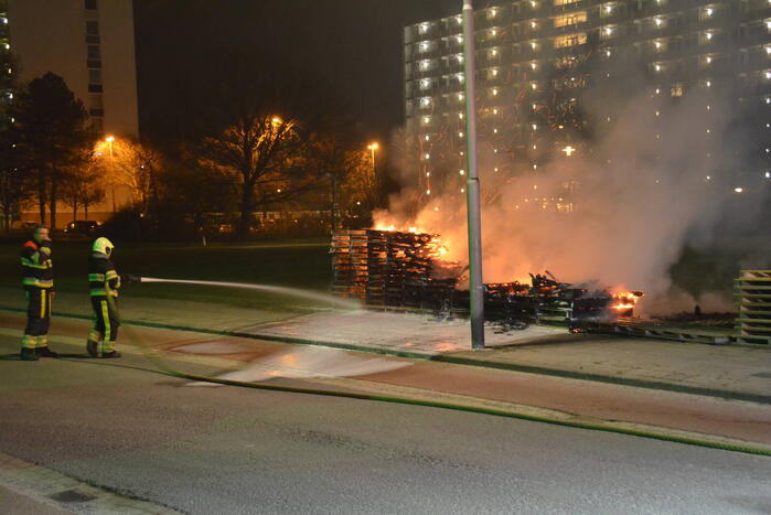 Stapel pallets gaat in vlammen op