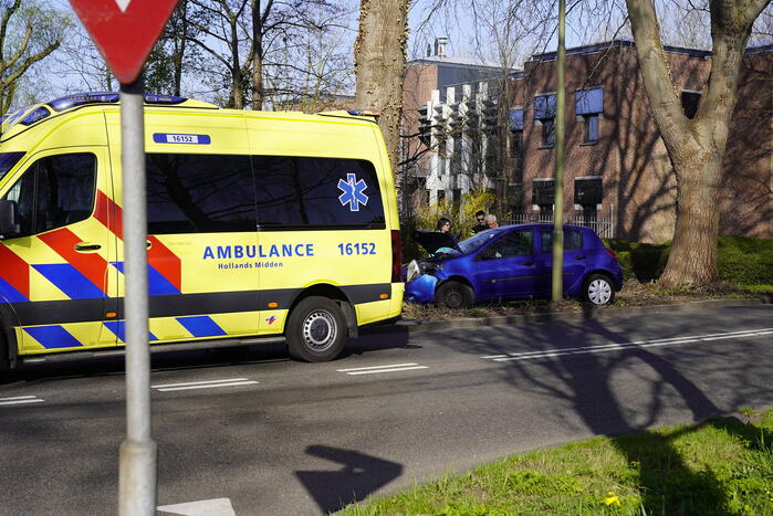 Auto raakt van de weg en botst tegen boom