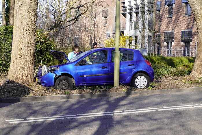 Auto raakt van de weg en botst tegen boom