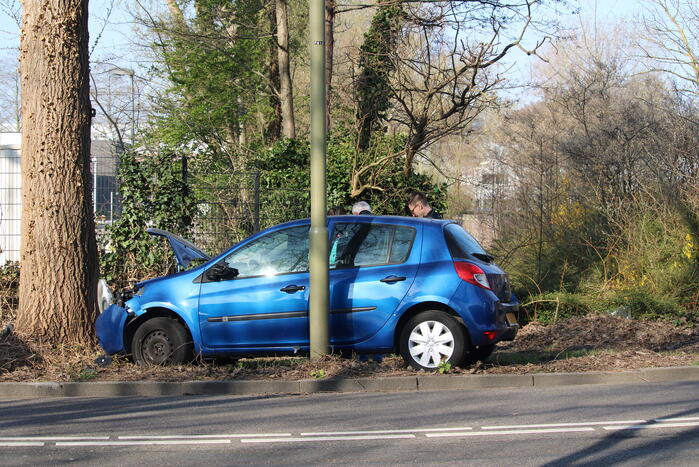 Auto raakt van de weg en botst tegen boom