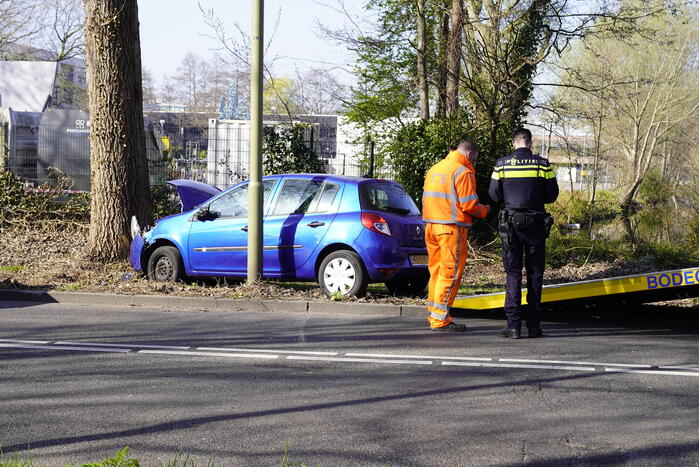 Auto raakt van de weg en botst tegen boom