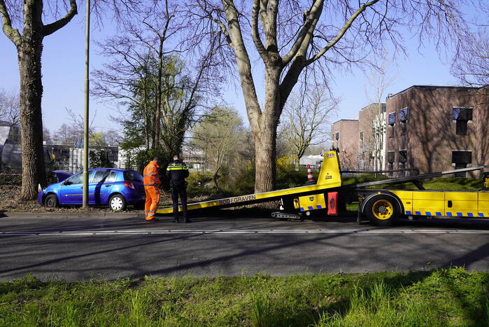 Auto raakt van de weg en botst tegen boom