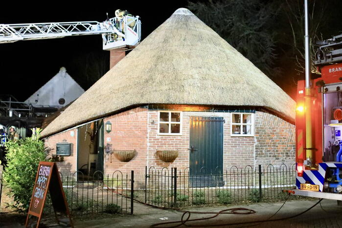 Schoorsteenbrand in woonboerderij met rieten dak