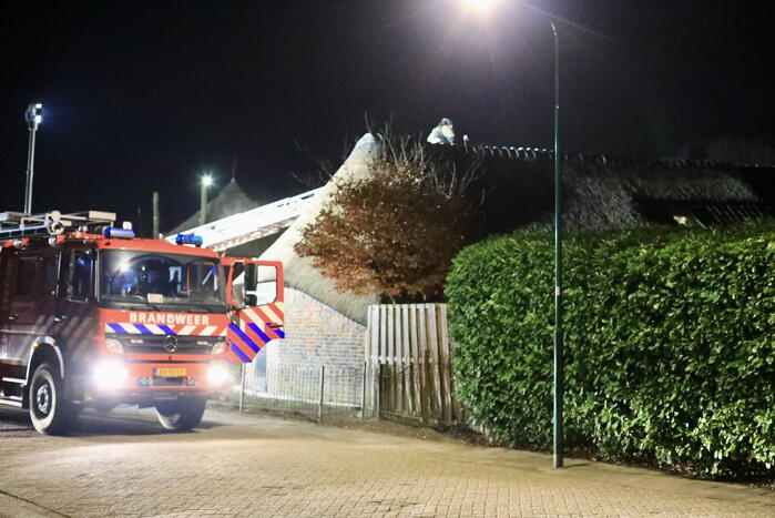 Schoorsteenbrand in woonboerderij met rieten dak