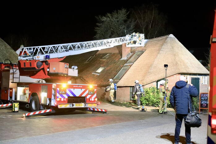 Schoorsteenbrand in woonboerderij met rieten dak